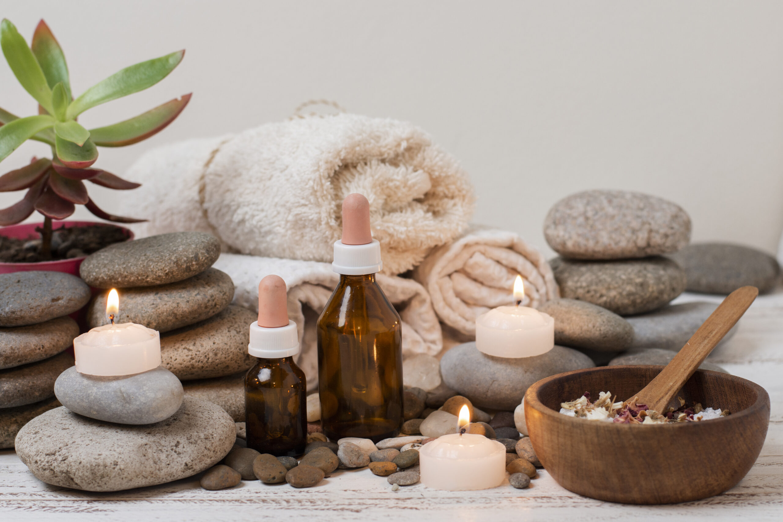 disposizione-con-pietre-spa-e-candele-accese