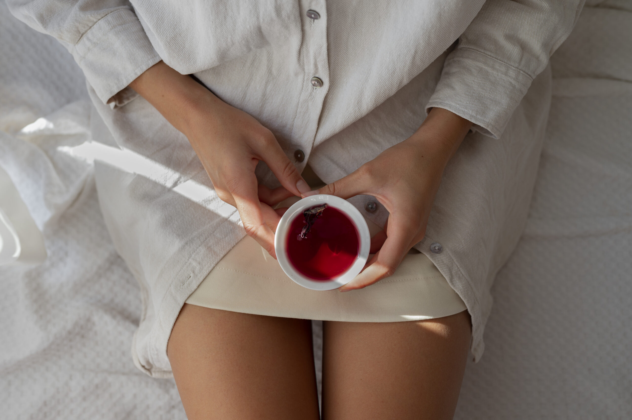 vista-superiore-della-tazza-di-te-della-tenuta-della-donna